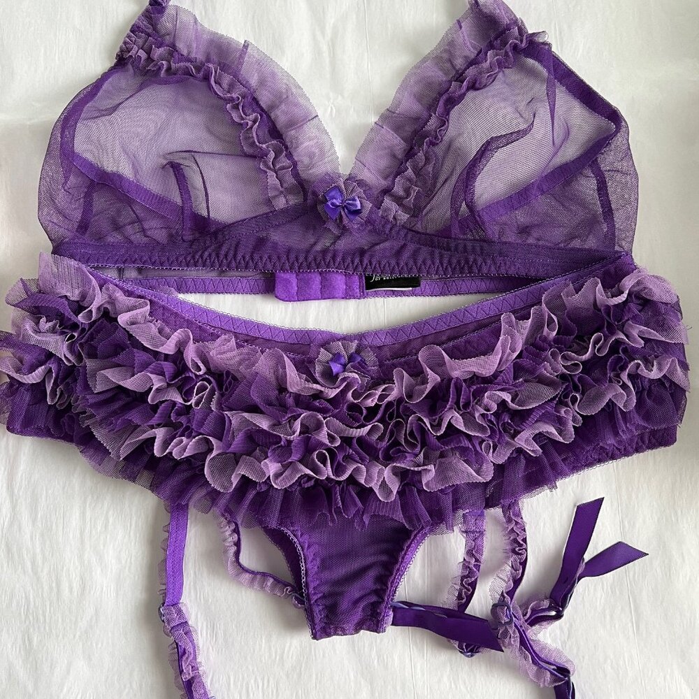 Sexy fredericks of Hollywood Purple ruffle bra & panty garter set NWOT~Size L